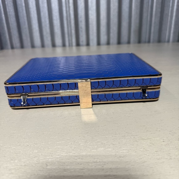 NWT, Blue Crocodile Pattern Clutch with Gold Tone Chain - Picture 8 of 8